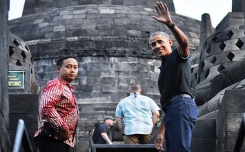 Cựu TT Obama chiêm ngưỡng Thánh tích PG Borobudur ở Indonesia